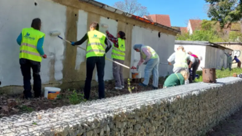 Laga: Ehrenamtliche streichen Fassaden für Mustergräber