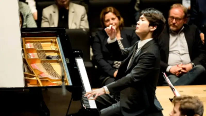 Lahav Shani dirigiert kalten Mahler bei Münchner Philharmonikern