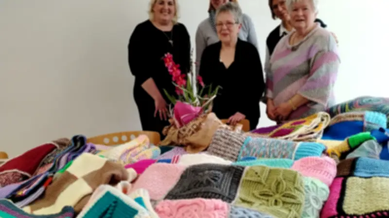 Landfrauen stiften handgefertigte Decken für Frauenhaus in Wismar als Zeichen gegen häusliche Gewalt