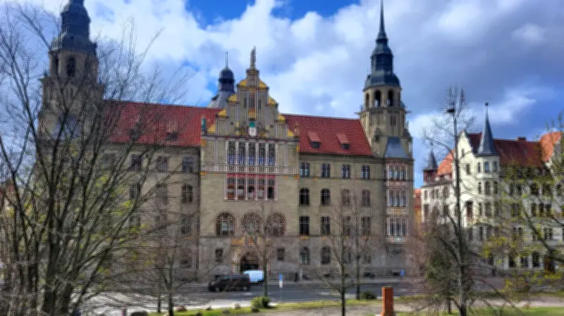 Landgericht Halle verhängt Bewährungsstrafe nach schwerer Misshandlung eines Jugendlichen