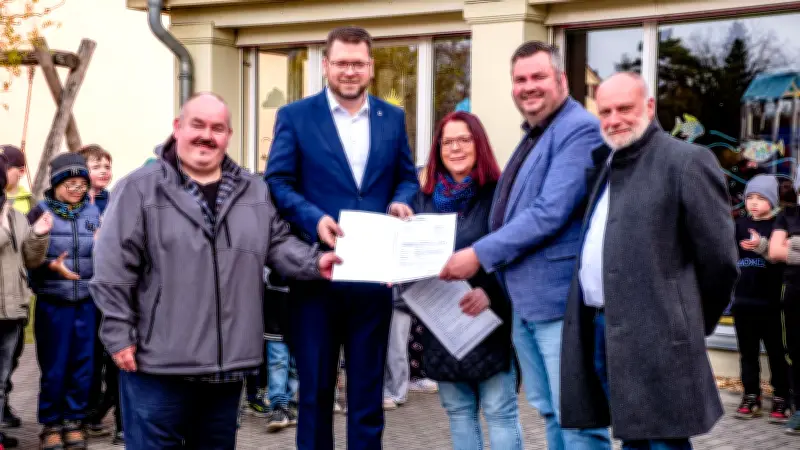 Landrat Tylsch überreicht Fördermittel für Ganztagsbetreuung in Zschornewitz