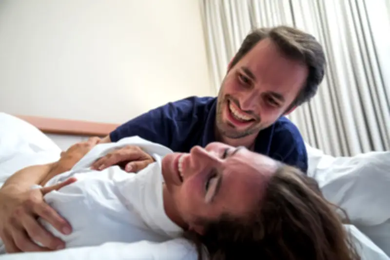 Langeweile im Bett: So sprichst du sexuelle Wünsche richtig an