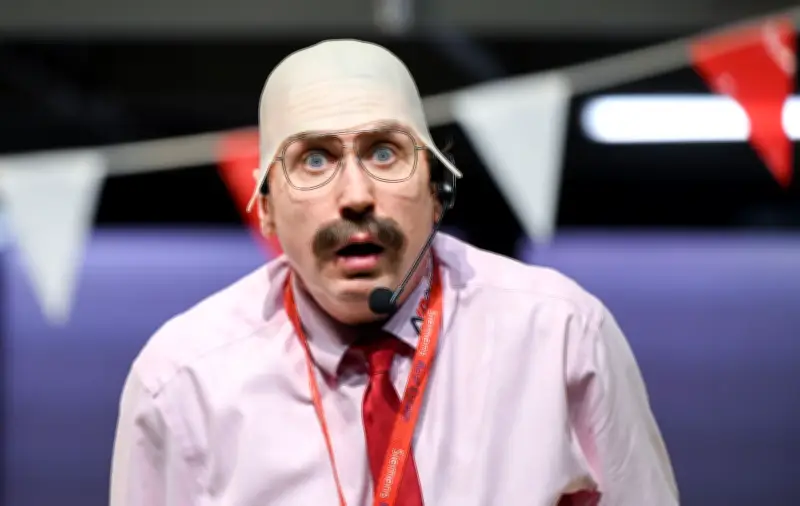 Lars Eidinger brilliert als geiziger Autohausbesitzer in moderner Molière-Adaption