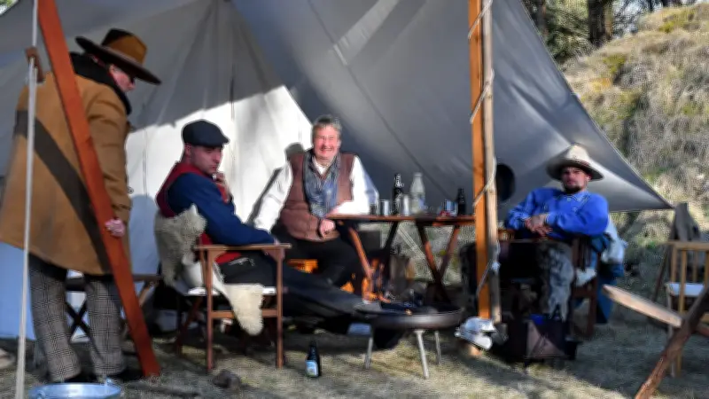 Lebendige Geschichte: Cowboys und Indianer kehren an die Gadebuscher Ellerbäk zurück