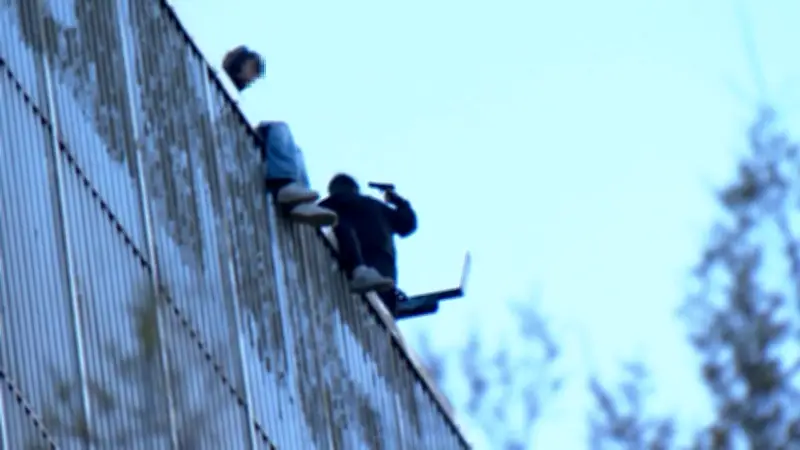 Lebensgefährlicher Klettereinsatz auf Brauerei: SEK sechs Stunden im Einsatz gegen Steine werfende Teenager