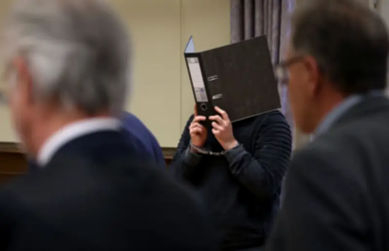 Lebenslange Haft für 22-Jährigen nach tödlicher Messerattacke im Büro