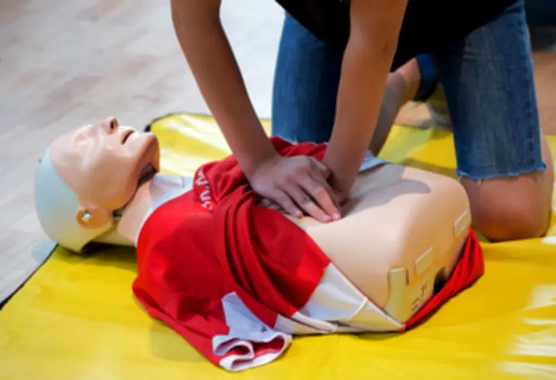 Lebensretter-Training: Rettungsprofis schulen Schüler in Sachsen-Anhalt