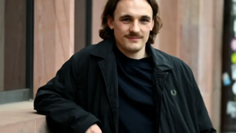 Lesung in Neustrelitz: Autor verarbeitet Amoklauf-Erfahrung in preisgekröntem Roman