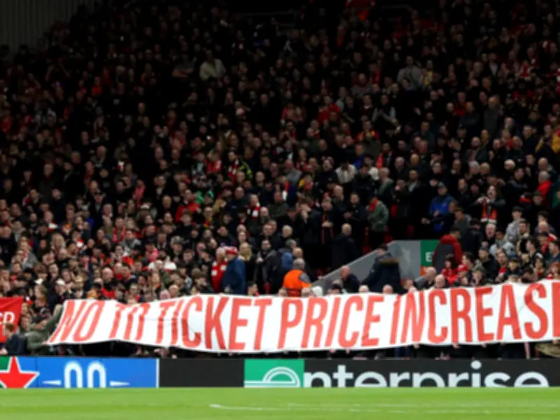 Liverpool-Fans protestieren gegen Ticketpreise mit Gelber Karte