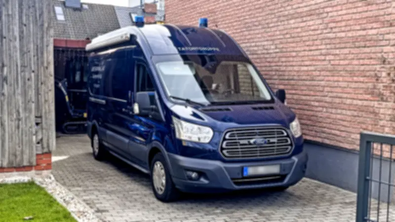 LKA-Ermittlungen nach Knochenfund in Wolfen: Tatortgruppe sucht in Friedensallee nach weiteren Spuren