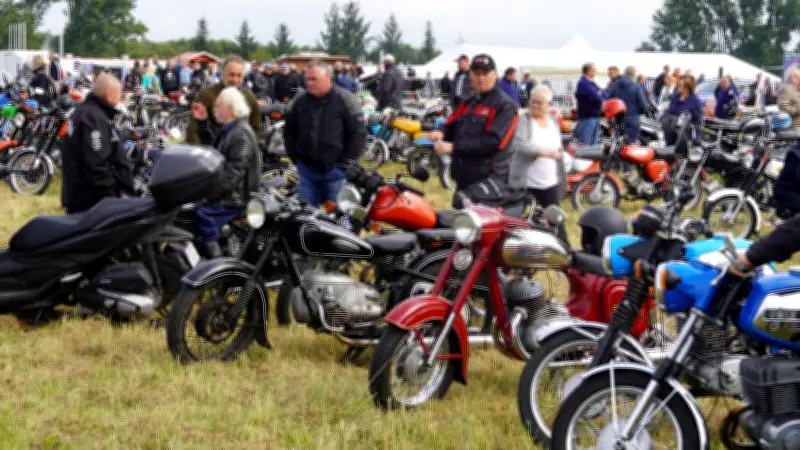 Loitz feiert Maiwirbel mit Oldtimern und Tanzparty