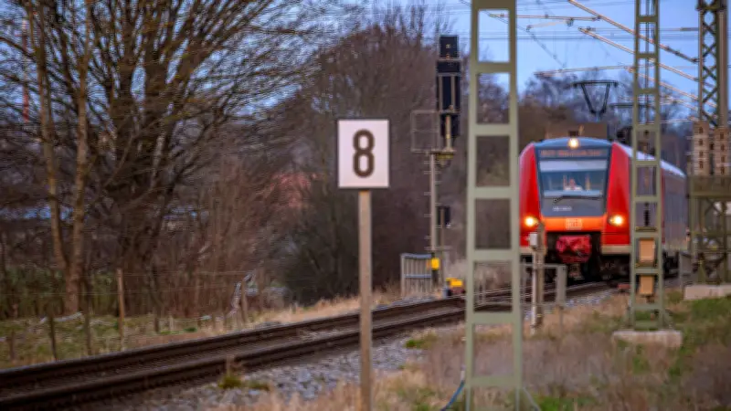 Lokführer verhindert Unglück: Mann rennt vor Zug und steigt dann einfach ein