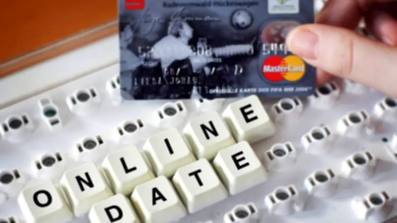 Lovescamming in Braunsbedra: Frau verliert Tausende Euro an falschen Sänger