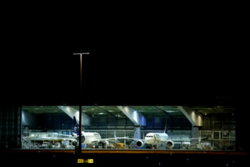 Lufthansa-Verbindungen am BER wieder verfügbar - Zugausfälle am Flughafen