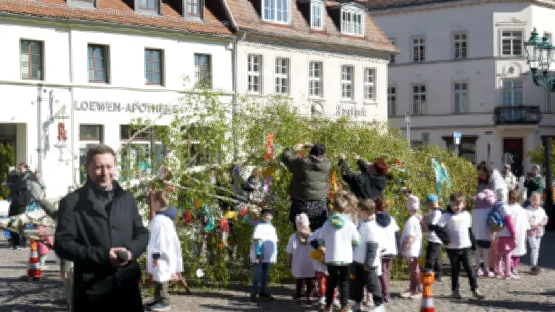 Maibaum-Aufstellen in Perleberg: Frühlingsfest mit Kitakindern