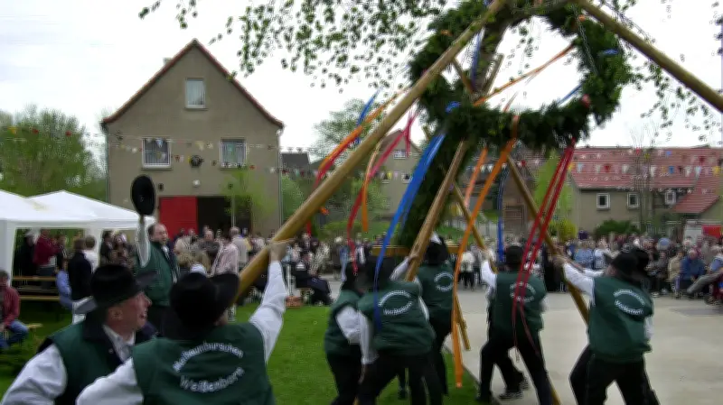 Maibaumsetzen in Weißenborn: Generationswechsel bei den Burschen