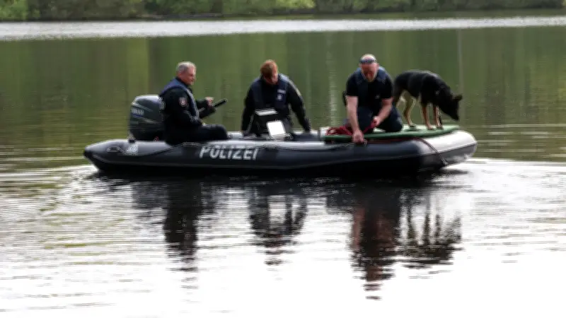 Mann (35) seit fast 2 Wochen verschwunden: Polizei sucht im See nach Opfer eines Verbrechens