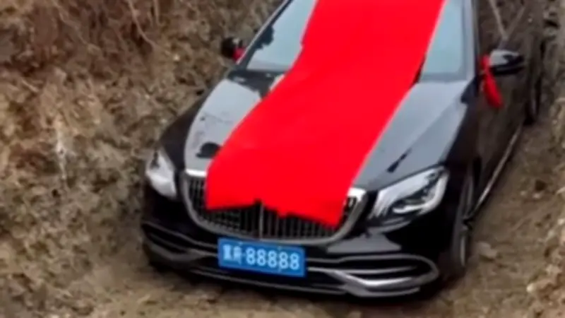 Mann in China mit Luxus-Mercedes beerdigt: Behörden ermitteln nach Grabversenkung
