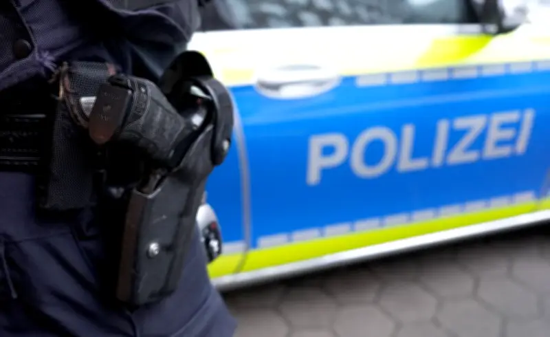 Mann in Hallenser Bar durch Schnittverletzung am Bauch attackiert - Täter flüchtig