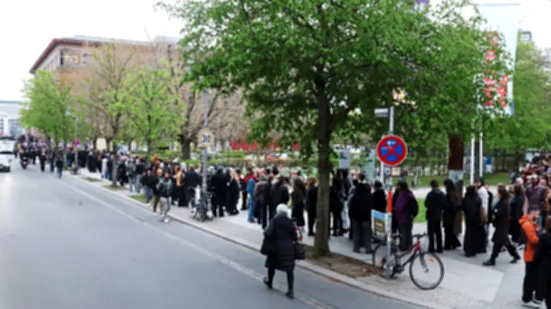 Marina Abramovićs Ausstellung im Gropius Bau: Warum Berlin für diese Kunst Schlange steht