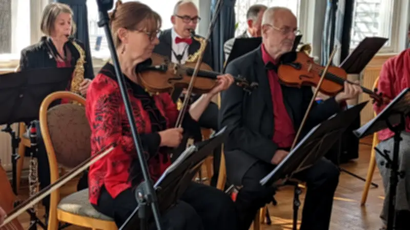 Maritime Klänge und Frühlingsgefühle: Salonorchester lockt mit Hafenthemen nach Neustrelitz
