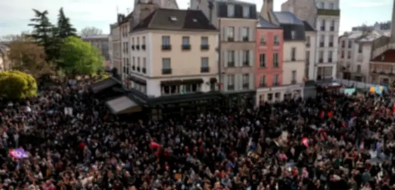 Massendemo in Saint-Denis gegen Rassismus nach rassistischen Angriffen auf Bürgermeister