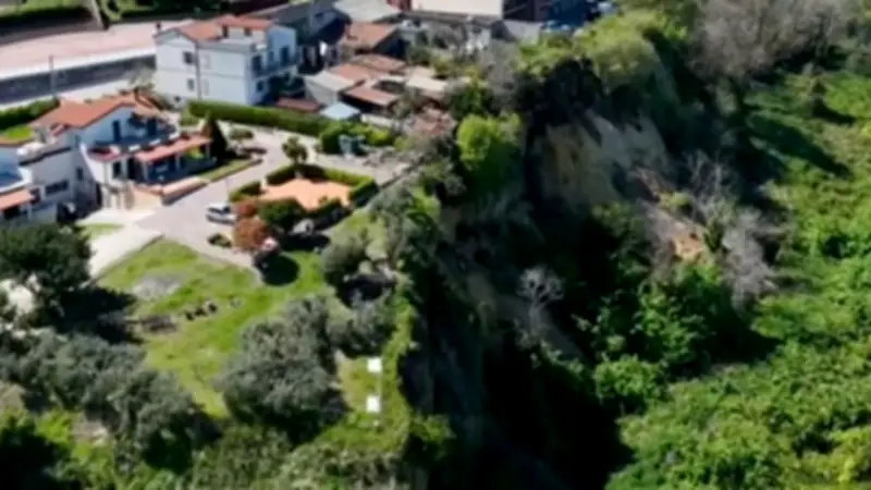 Massiver Erdrutsch in Süditalien: Straßen zerstört, Brücke gespalten, Verkehr wochenlang unterbrochen