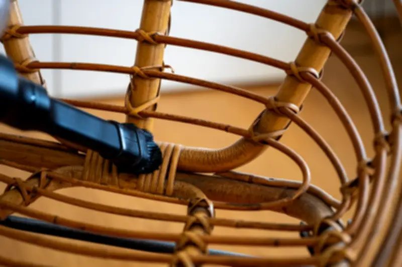 Möbelpflege leicht gemacht: So reinigen Sie Rattan, Holz, Stoff und Metall richtig