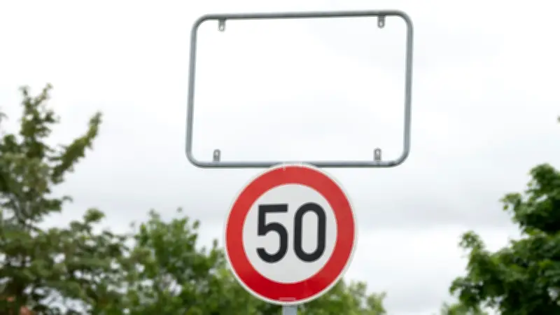 Mecklenburger Fahranfänger stiehlt Ortsschild in Brandenburg – Polizei klärt Fall schnell auf