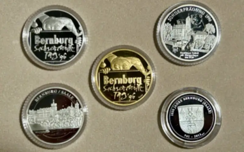 Medaillen aus Gold und Silber erinnern an das erste Landesfest 1996 in Bernburg