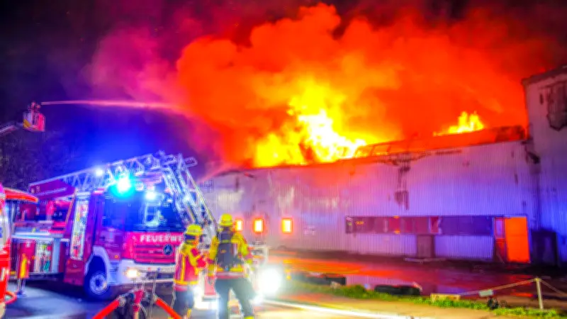 Mega-Feuer in Mühlacker: Lagerhalle in Flammen, Anwohner evakuiert, Millionenschaden