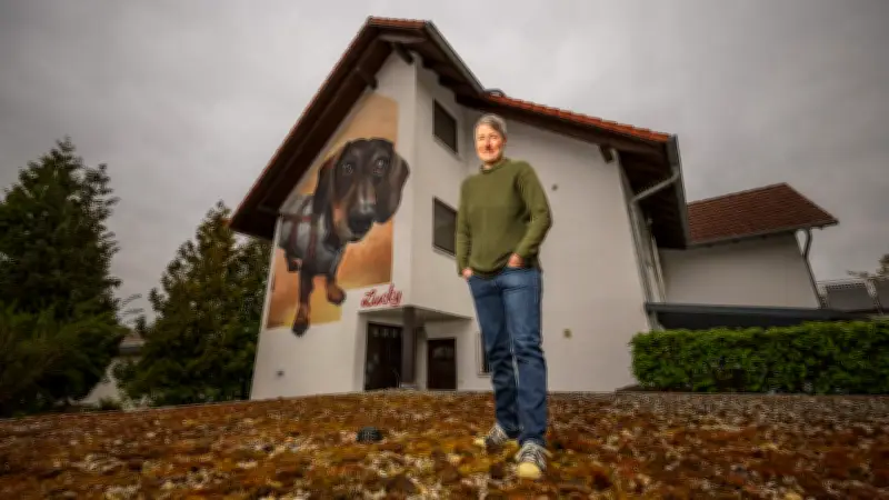 Mega-Graffiti auf Hauswand: Frau trauert mit riesigem Dackel-Porträt um ihren Hund