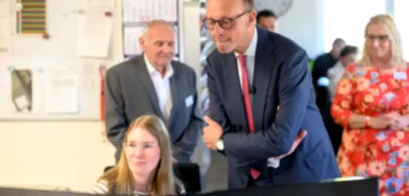 Merz bei Spedition: Jobangebot und Kritik an hohen Dieselpreisen