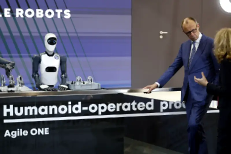 Merz und Lula gehen bei Hannover-Messe-Rundgang getrennte Wege