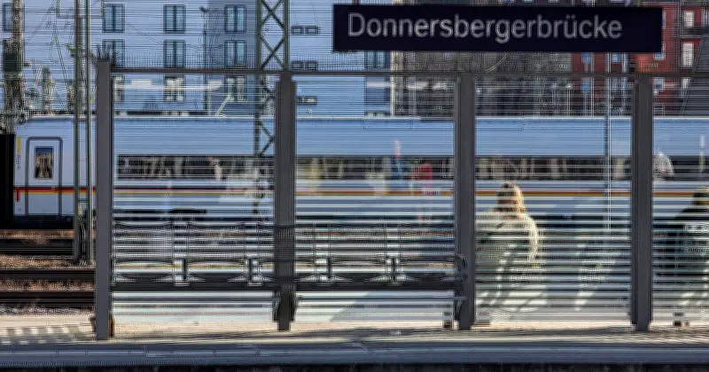 Messer-Drohung in S-Bahn: Unbekannter rempelt Kinderwagen und zieht Waffe