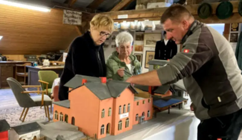 Miniatur-Ausstellung „Klein-Frose“ im Museum eröffnet beim Bürger-Brunch