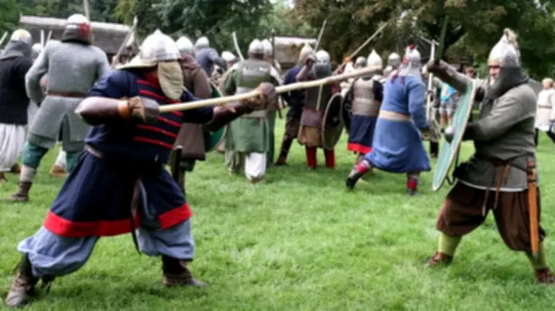 Mittelalter-Spektakel zu Ostern: Neustrelitzer Slawendorf startet mit Showkämpfen und Modenschau
