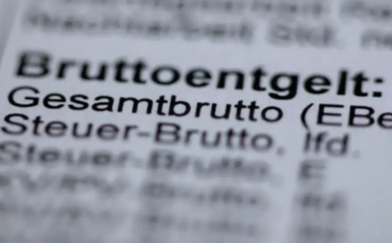 Mittlerer Bruttolohn steigt 2025 um 1.900 Euro - Ost-West-Gefälle bleibt deutlich