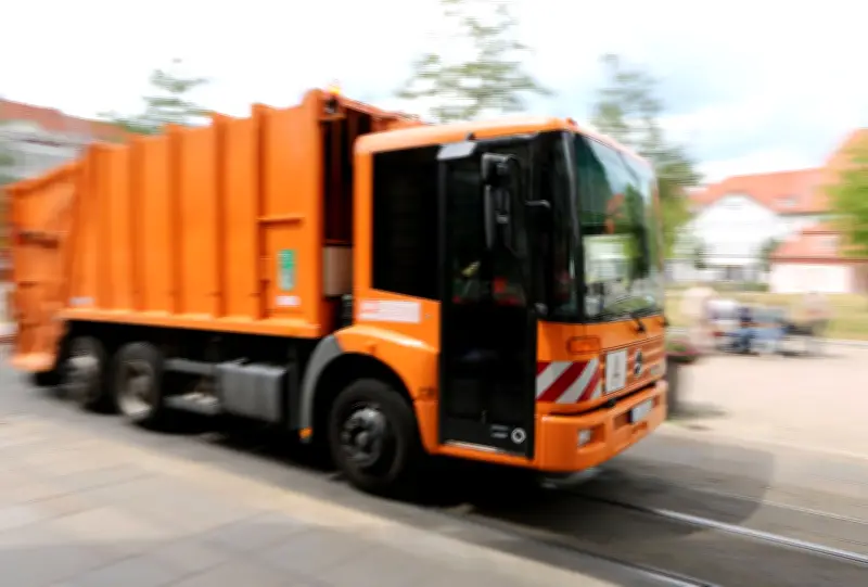 Müllfahrzeug auf B71 bei Letzlingen in Flammen: Fahrer verhindert Schlimmeres