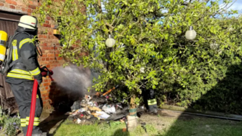 Mülltonnenbrand in Viereck: Feuerwehr verhindert Schlimmeres