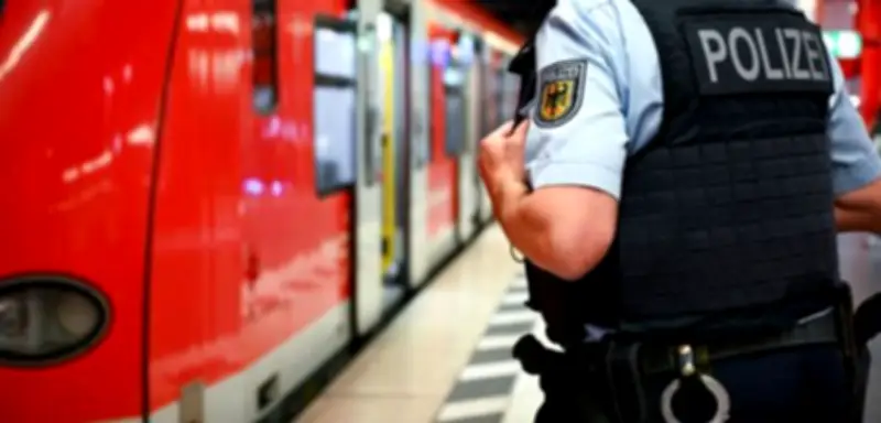 München-Pasing: Frau beißt Bahnmitarbeiter bei verspätetem Einsteigeversuch