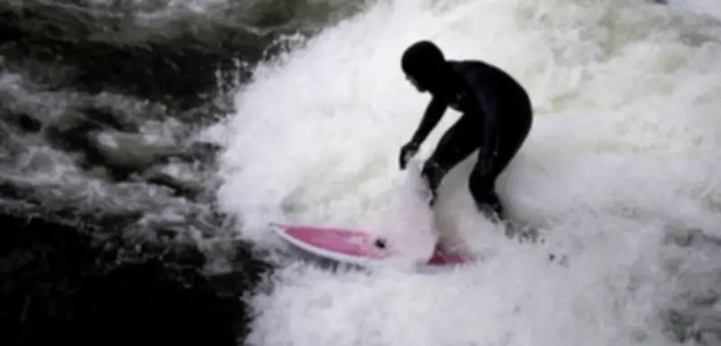 Münchens legendäre Eisbachwelle kehrt zurück: Surfer-Paradies nach Putzaktion wieder da