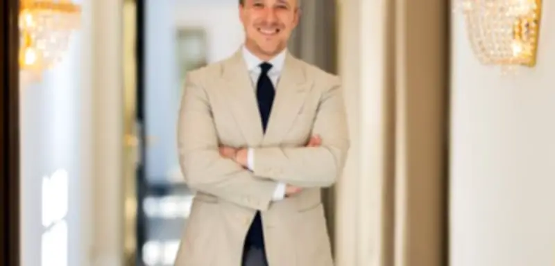 Mode-Influencer Joe Laschet kritisiert Jogginghosen am Flughafen als respektlos