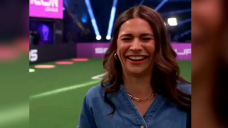 Moderatorin Jana Wosnitza: Peinlicher Handschlag wird zum Internet-Hit