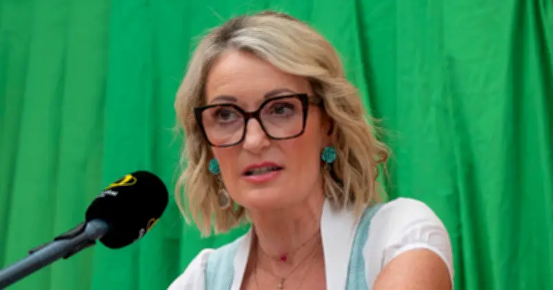 Monika Gruber und Armin Assinger: Anfeindungen wegen Dialekt - 'Auf meinen Misthaufen zurückscheren'