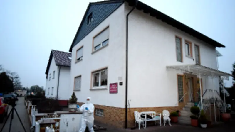 Mordprozess in Hessen: Rentner (81) von eigenem Mieter erstickt - Angeklagter gibt Komplizen Schuld