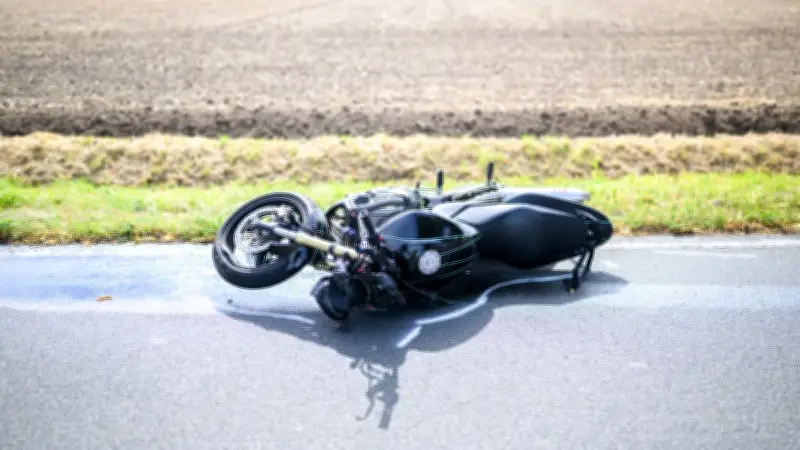 Motorradunfall in der Uckermark: Leicht verletzter Fahrer nach Kollision auf Kreisstraße