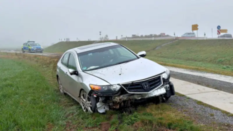 Mysteriöser Unfall bei Eutzsch: Honda überfährt Kreisverkehr auf B2 – Fahrer flüchtet