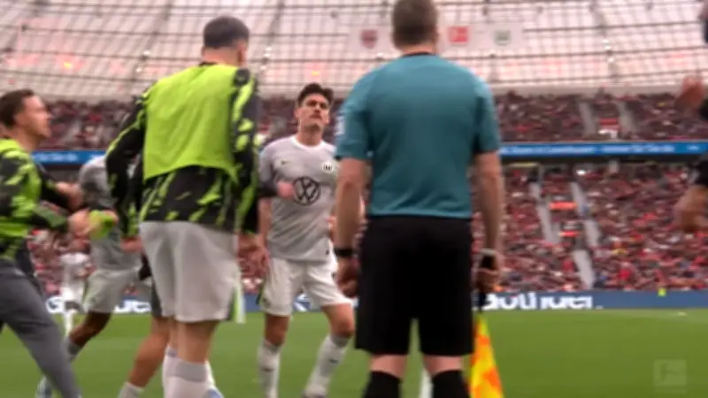 Nach Elfer-Frust: Wolfsburgs Maehle feiert Tor mit provokantem Jubel gegen Linienrichter