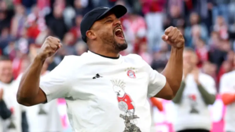 Nach Meistertitel gegen Stuttgart: Vincent Kompany feiert emotional vor der Südtribüne
